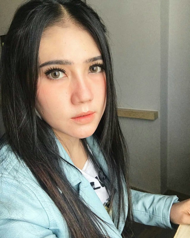 4 Produk Selain Kosmetik yang Sering Jadi Barang Endorse Selebriti (1)