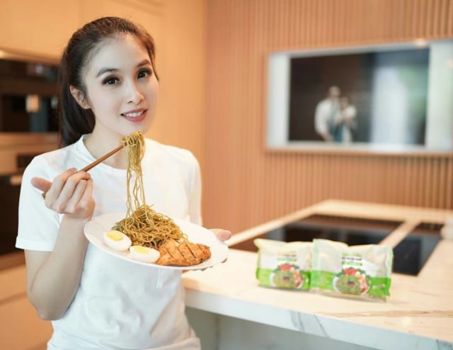 4 Produk Selain Kosmetik yang Sering Jadi Barang Endorse Selebriti (3)