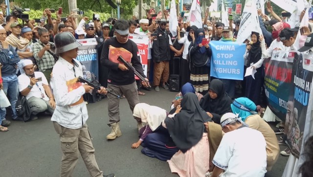 Aksi teatrikal dari ACT tentang kondisi muslim Uighur di China. (Foto: Adhim Mugni/kumparan)