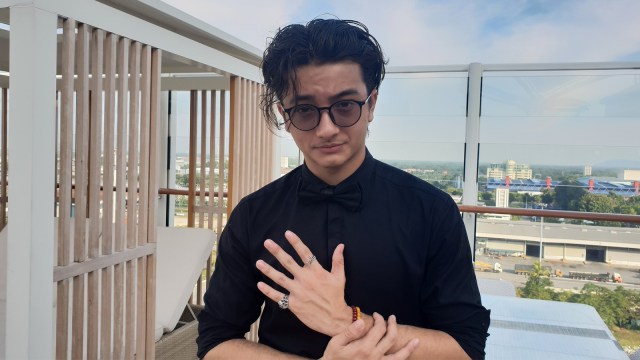 Bryan Domani dan koleksi dua cincinnya di Genting Dream Cruise. (Foto: Achmad Rafiq/kumparan)