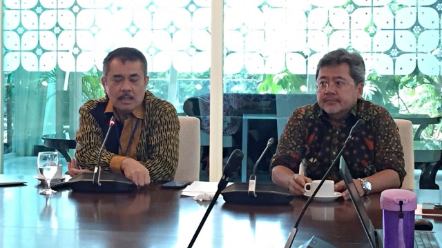 Direktur Jenderal Hukum dan Perjanjian Internasional, Damos Dumoli Agusman (kiri) dan Direktur Hukum dan Perjanjian Wilayah, Bebeb di Kementerian Luar Negeri, Jumat (21/12). (Foto: Darin Atiandina/kumparan)