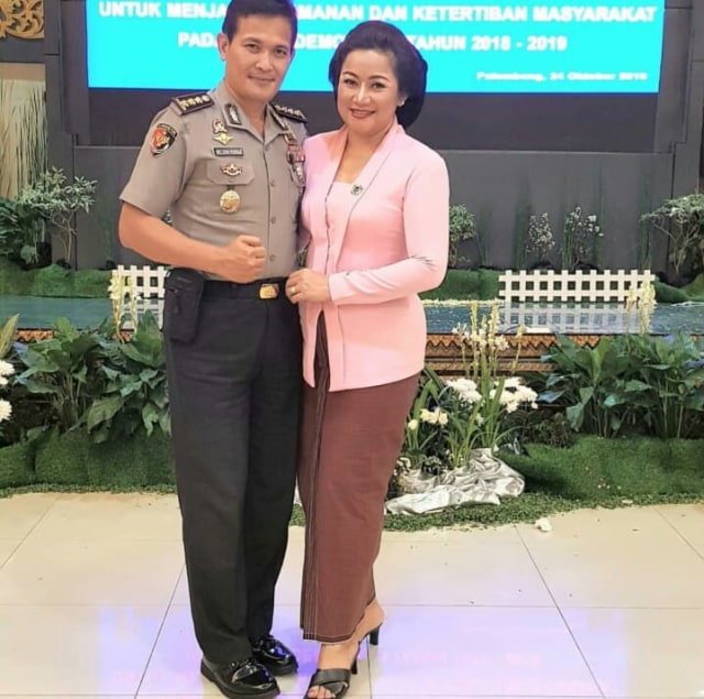 Tinggalkan Dunia Hiburan, Ini 5 Artis yang Menikah dengan Polisi (2)