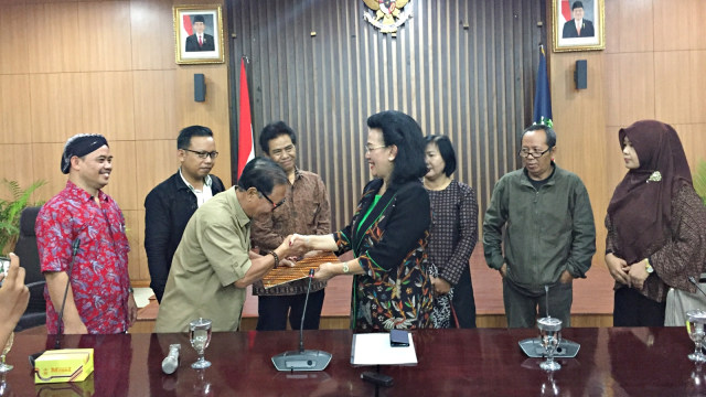 Berbagai elemen masyarakat Yogyakarta mengungkapkan rasa keberatannya atas putusan BK DPD RI yang memberhentikan Gusti Kanjeng Ratu Hemas. (Foto: Arfiansyah Panji Purnandaru/kumparan)