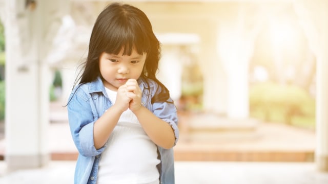Ilustrasi anak berdoa. (Foto: Shutter Stock)