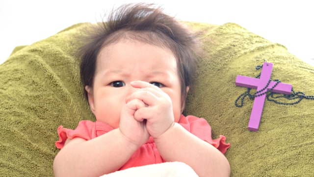 Mengajak Bayi ke Gereja. (Foto: Shutter Stock)