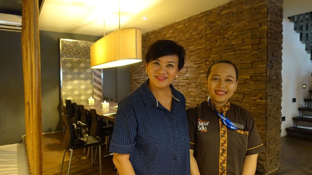 Swan Kumarga, pendiri Dapur Solo, dan salah satu karyawatinya, Juni Artiani (Foto: dok. Maverick)