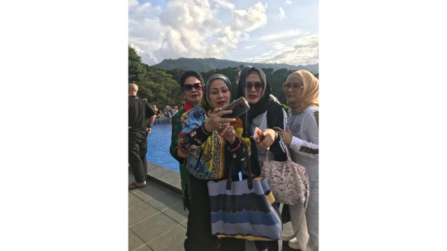 Potret Camelia Malik berfoto bersama artis yang hadir dalam Reuni Artis Tangkiwood Zaman Now. (Foto: Dok: Ilham Bintang )