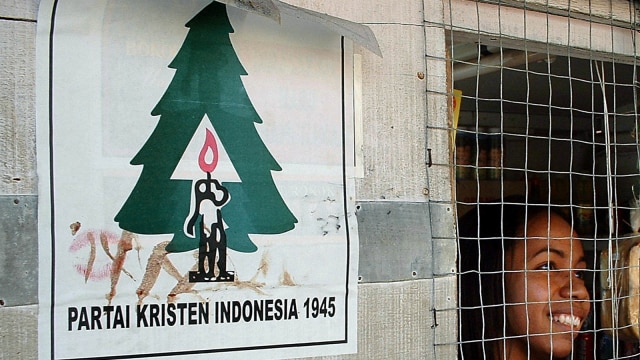 Poster Partai Kristen Indonesia (Parkindo) tertempel di dinding rumah di Ambon, Maluku, 9 November 2003. (Foto: AFP/Alain Bommenel)
