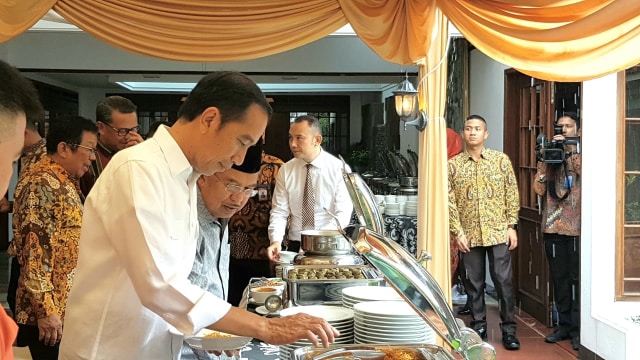 Wakil Presiden Jusuf Kalla menjamu kedatangan Presiden Joko Widodo di kediamannya. (Foto: Dok. Tim Media Wapres)
