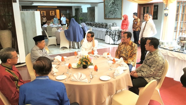 Wakil Presiden Jusuf Kalla menjamu kedatangan Presiden Joko Widodo di kediamannya. (Foto: Dok. Tim Media Wapres)