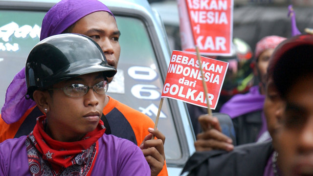 Pendukung Partai Damai Sejahtera (PDS) saat berkampanye di Jakarta, 17 Maret 2004.  (Foto: AFP/Bay Ismoyo)