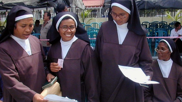 Suster-suster Katolik etnik Timor-Indonesia berbaris sebelum memberikan suara untuk Pemilu Legislatif Indonesia pada 5 April 2004 di Dili. (Foto: AFP/Candido Alves)