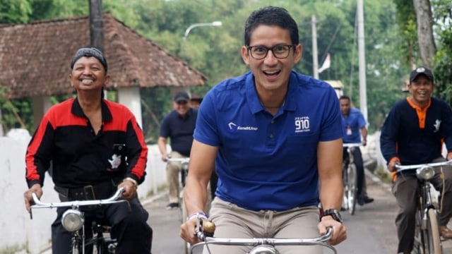 Sandiaga Uno bersepeda ontel keliling Desa Sambit Ponorogo. (Foto: Dok. Tim Sandiaga Uno)