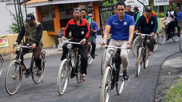 Sandiaga Uno bersepeda ontel keliling Desa Sambit Ponorogo. (Foto: Dok. Tim Sandiaga Uno)