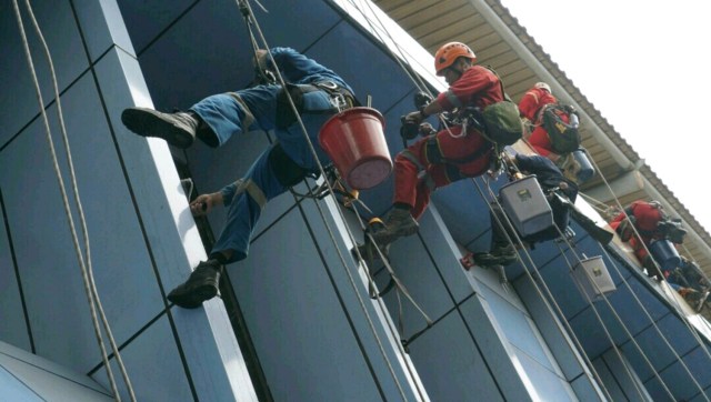 Para pekerja membersihkan dinding Stasiun Juanda, Jakarta, Sabtu (22/12/2018). (Foto: Helmi Afandi Abdullah/kumparan)