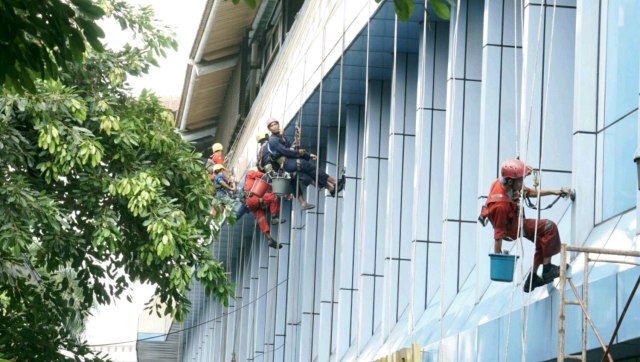 Para pekerja membersihkan dinding Stasiun Juanda, Jakarta, Sabtu (22/12/2018). (Foto: Helmi Afandi Abdullah/kumparan)