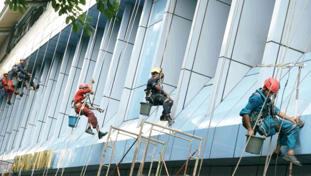 Para pekerja membersihkan dinding Stasiun Juanda, Jakarta, Sabtu (22/12/2018). (Foto: Helmi Afandi Abdullah/kumparan)