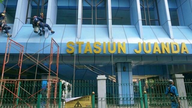 Para pekerja membersihkan dinding Stasiun Juanda, Jakarta, Sabtu (22/12/2018). (Foto: Helmi Afandi Abdullah/kumparan)