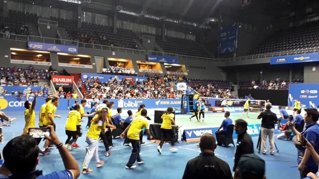 Suasana saat para pemain menyerbu masuk lapangan usai Jaya Raya Jakarta dipastikan juara Kejurnas 2018. (Foto: Karina Nur Shabrina/kumparan)