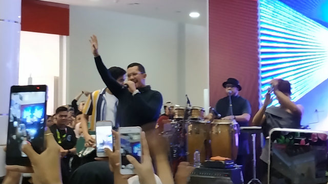 Angga Maliq & D'Essentials saat manggung di Green Pramuka Square, Jakarta Pusat. (Foto: Mustika Sari/kumparan)