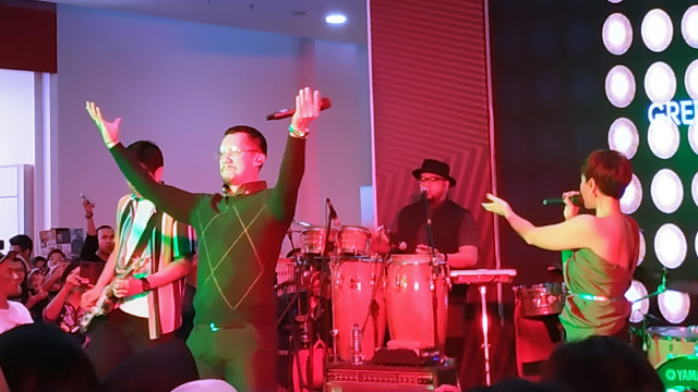Angga Maliq & D'Essentials saat manggung di Green Pramuka Square, Jakarta Pusat. (Foto: Mustika Sari/kumparan)