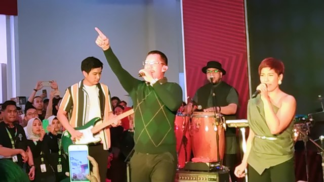 Angga Maliq & D'Essentials saat manggung di Green Pramuka Square, Jakarta Pusat. (Foto: Mustika Sari/kumparan)