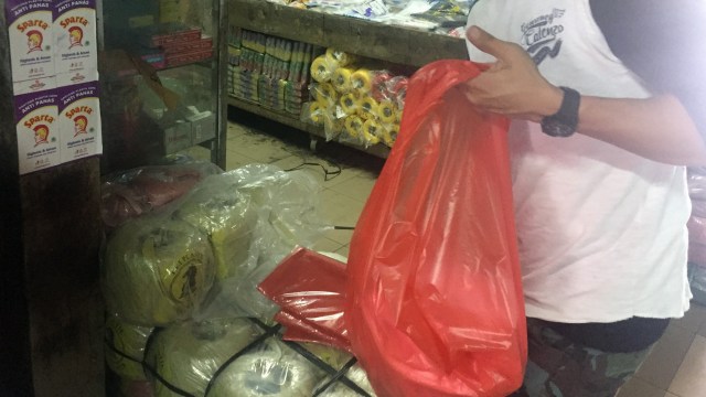Pedagang grosir plastik di pasar induk Kramat Jati Jakarta Timur pada Jumat (21/12). (Foto: Nurul Nur Azizah/kumparan)