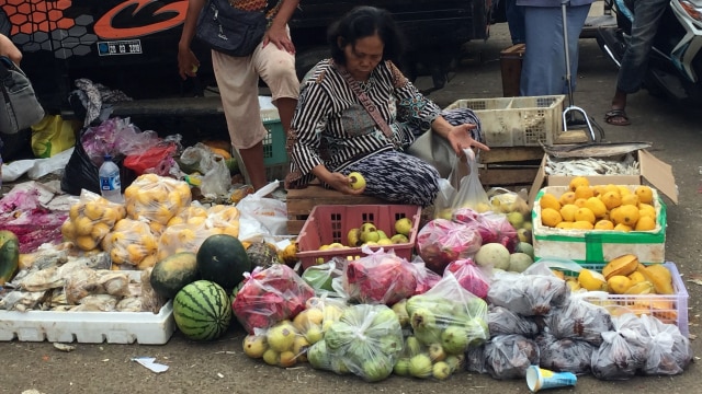 Melihat penggunaan kantong plastik pada pedagang di pasar induk Kramat Jati Jakarta Timur pada Jumat (21/12). (Foto: Nurul Nur Azizah/kumparan)