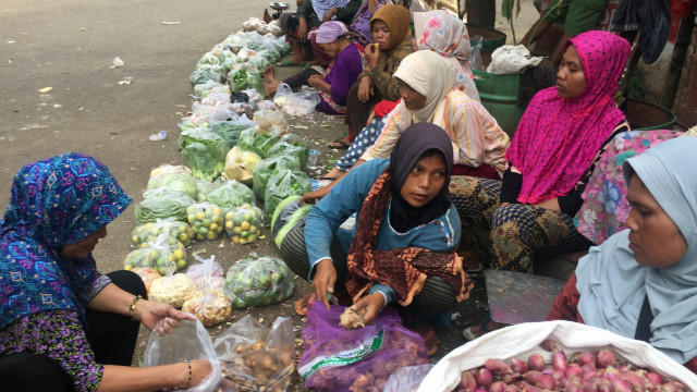 Melihat penggunaan kantong plastik pada pedagang di pasar induk Kramat Jati Jakarta Timur pada Jumat (21/12). (Foto: Nurul Nur Azizah/kumparan)