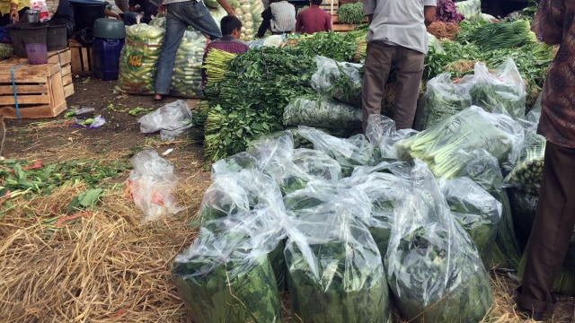 Melihat penggunaan kantong plastik pada pedagang di pasar induk Kramat Jati Jakarta Timur pada Jumat (21/12). (Foto: Nurul Nur Azizah/kumparan)