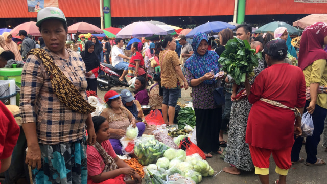 Melihat penggunaan kantong plastik pada pedagang di pasar induk Kramat Jati Jakarta Timur pada Jumat (21/12). (Foto: Nurul Nur Azizah/kumparan)