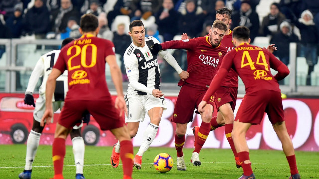 Para pemain Juventus dan Roma berduel. (Foto: REUTERS/Massimo Pinca)