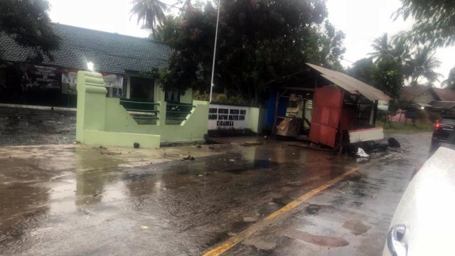 Kondisi pasca tsunami Anyer. (Foto: Arifin Asydhad/kumparan)