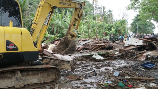 Alat berat di lokasi akses jalan menuju Pantai Carita. (Foto: Helmi Afandi Abdullah/kumparan)