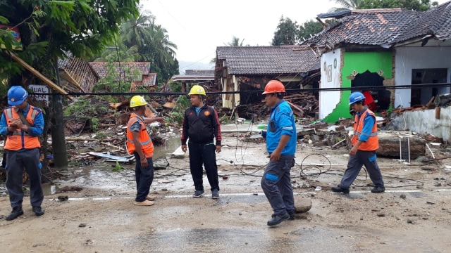 Pemulihan kelistrikan pasca tsunami di Anyer. (Foto: Dok. PLN)