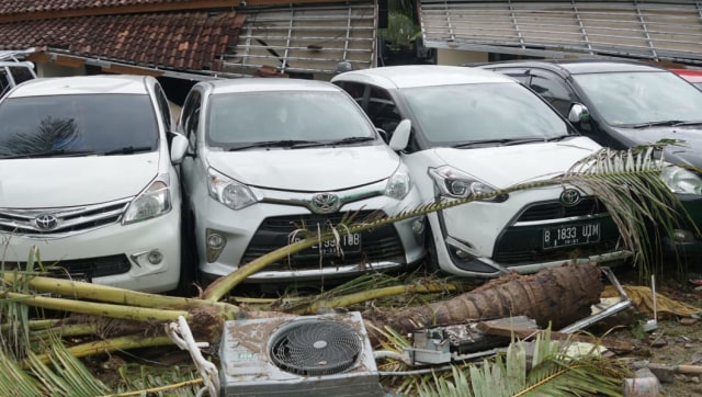 Kondisi di Jalan Raya Carita, Labuan km 12,Pandeglang, Banten setelah di hantam tsunami. (Foto: Helmi Afandi Abdullah/kumparan)