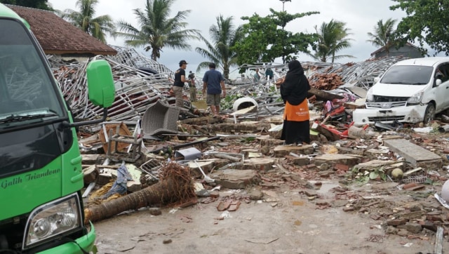 Kondisi di Jalan Raya Carita, Labuan km 12,Pandeglang, Banten setelah di hantam tsunami. (Foto: Helmi Afandi Abdullah/kumparan)