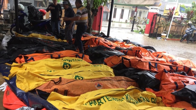 Minimnya fasilitas, jenazah diguyur hujan di Puskesmas Carita. (Foto: Mirsan Simamora/kumparan)