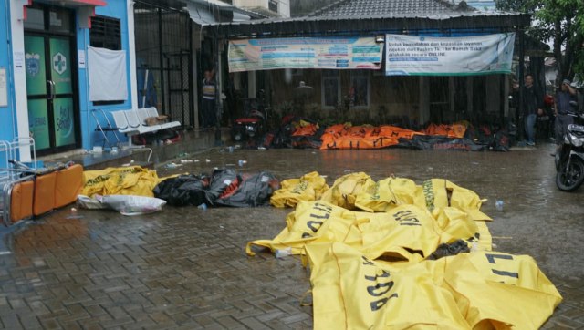 Kantung mayat di Puskesmas Carita, Jalan Carita Raya Km 6, Pandeglang, Banten. (Foto: Helmi Afandi Abdullah/kumparan)
