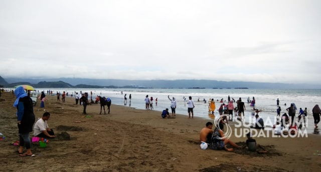 Wisatawan Padati Objek Wisata Pantai Citepus Palabuhanratu