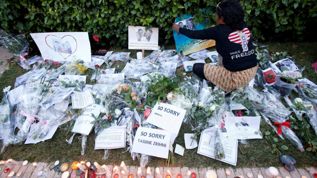 Aksi warga Maroko di depan kedutaan besar Denmark di Rabat untuk menghormati Maren Ueland dan Louisa Vesterager Jespersen yang terbunuh di Maroko. (Foto: Youssef Boudlal/REUTERS)