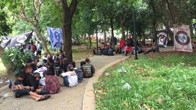 Slankers padati GBK jelang konser ulang tahun Slank. (Foto: Alexander Vito/kumparan)
