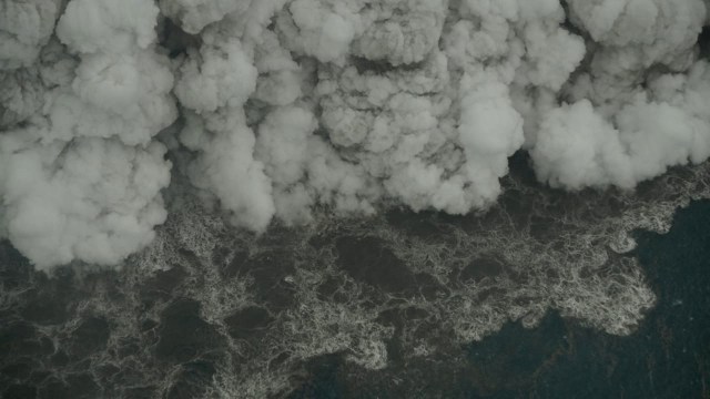 Gambar dari udara kondisi Anak Gunung Krakatau. (Foto: Dicky Adam Sidiq/kumparan)
