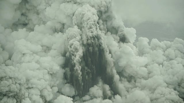Gambar dari udara kondisi Anak Gunung Krakatau. (Foto: Dicky Adam Sidiq/kumparan)