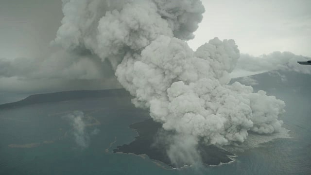 Gambar dari udara kondisi Anak Gunung Krakatau. (Foto: Dicky Adam Sidiq/kumparan)