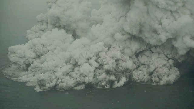 Gambar dari udara kondisi Anak Gunung Krakatau. (Foto: Dicky Adam Sidiq/kumparan)