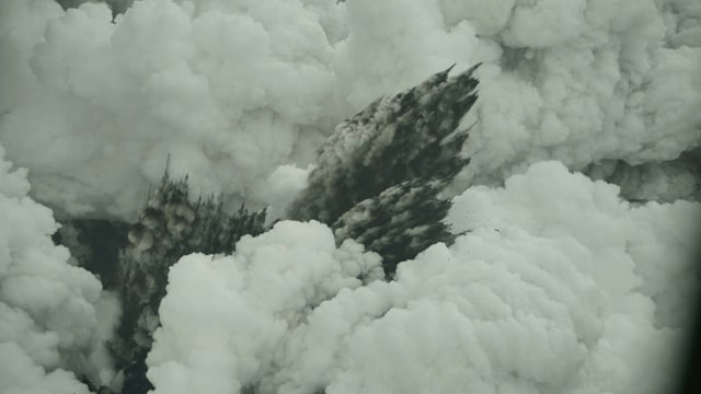 Gambar dari udara kondisi Anak Gunung Krakatau. (Foto: Dicky Adam Sidiq/kumparan)