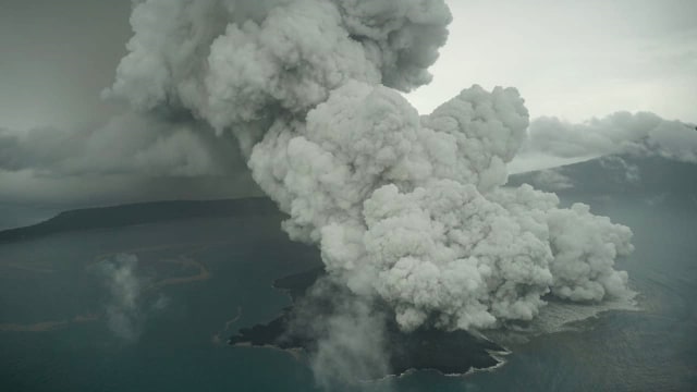 Gambar dari udara kondisi Anak Gunung Krakatau. (Foto: Dicky Adam Sidiq/kumparan)