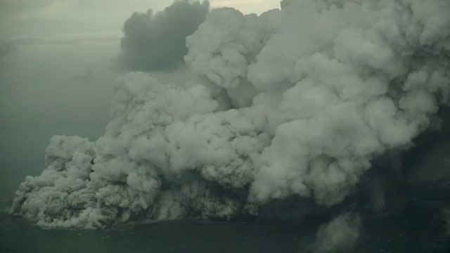 Gambar dari udara kondisi Anak Gunung Krakatau. (Foto: Dicky Adam Sidiq/kumparan)