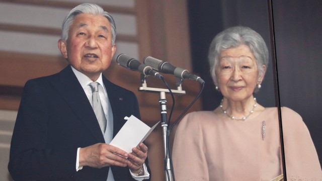 Kaisar Jepang Akihito dan istrinya, Michiko. Foto: REUTERS/Issei Kato